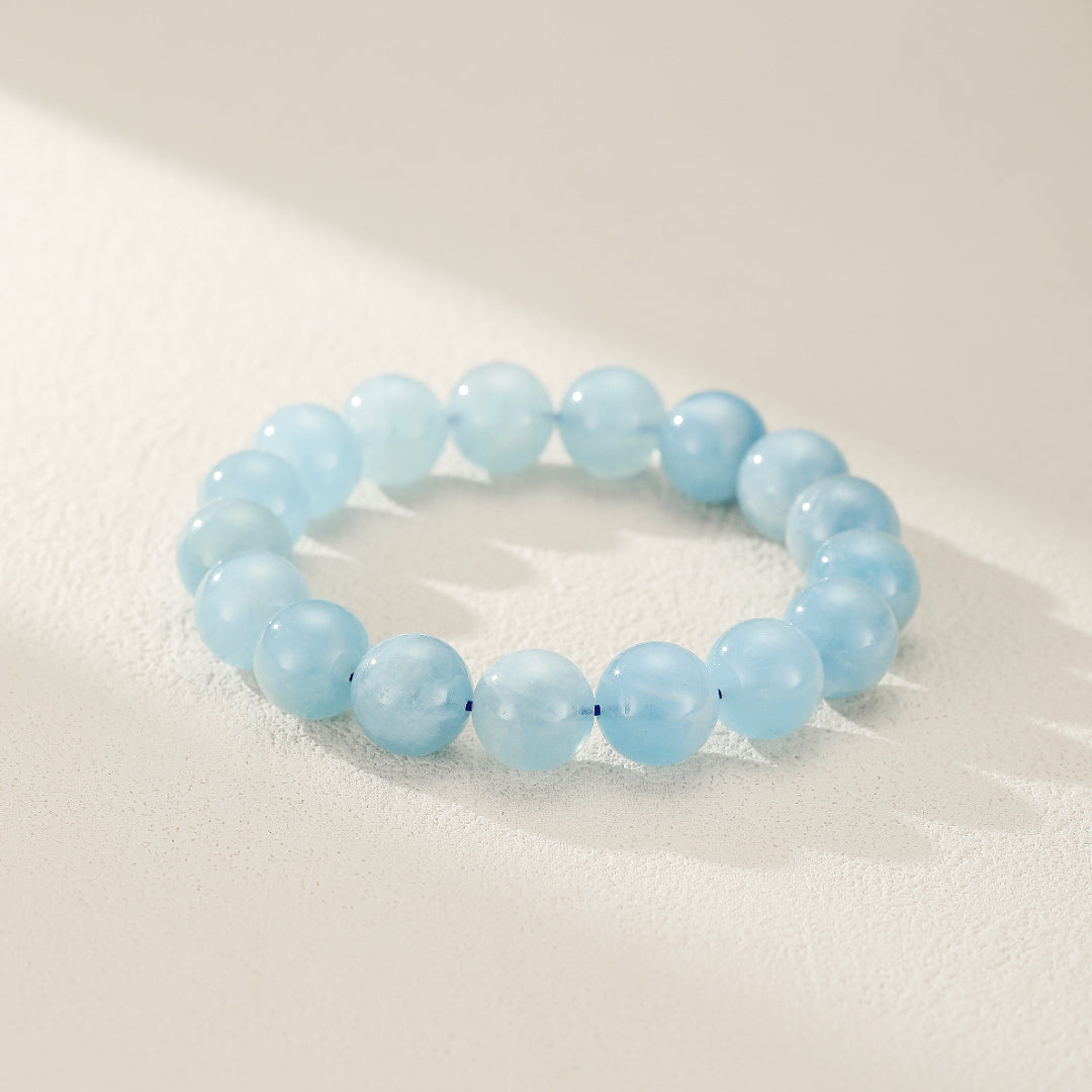 Détail des perles d'aigue marine de haute qualité, sélectionnées pour leur clarté et leur éclat naturel, promouvant un esprit calme.