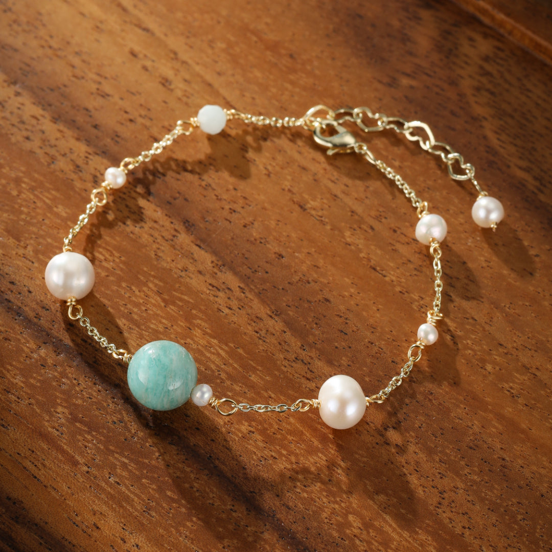 Bracelet "Rêve d'Aurore" en amazonite et perles blanches, monté sur une chaîne dorée fine avec fermoir.