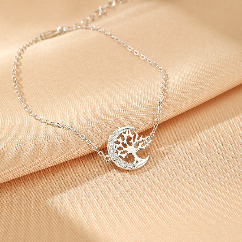 Bracelet Arbre de Vie Arbre Lunaire en argent avec des zircons cubiques, montrant un arbre stylisé à l'intérieur d'un croissant de lune.