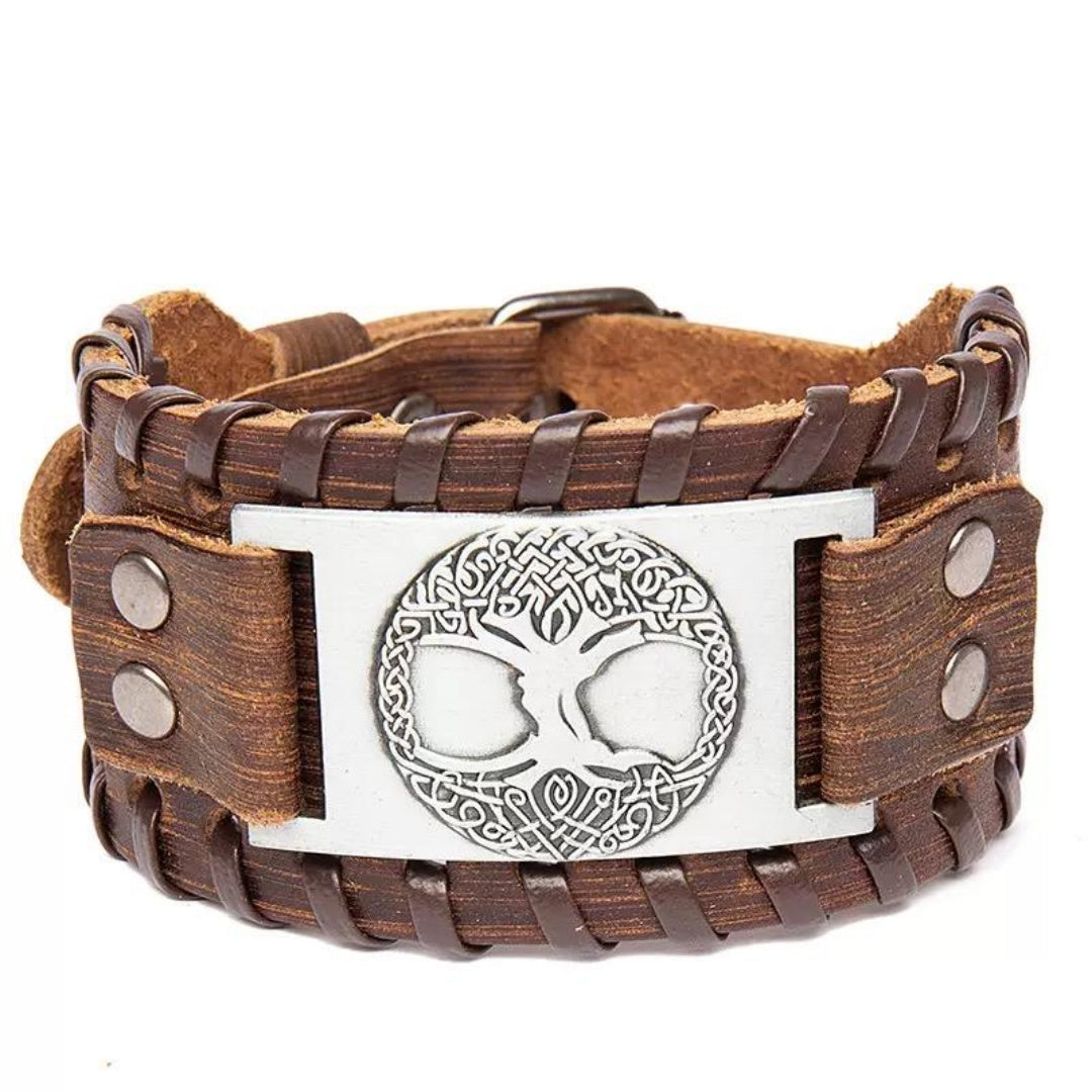 Bracelet Arbre de Vie en cuir brun avec fermoir argenté orné d'un motif d'arbre de vie celtique complexe et de détails tressés sur les bords.