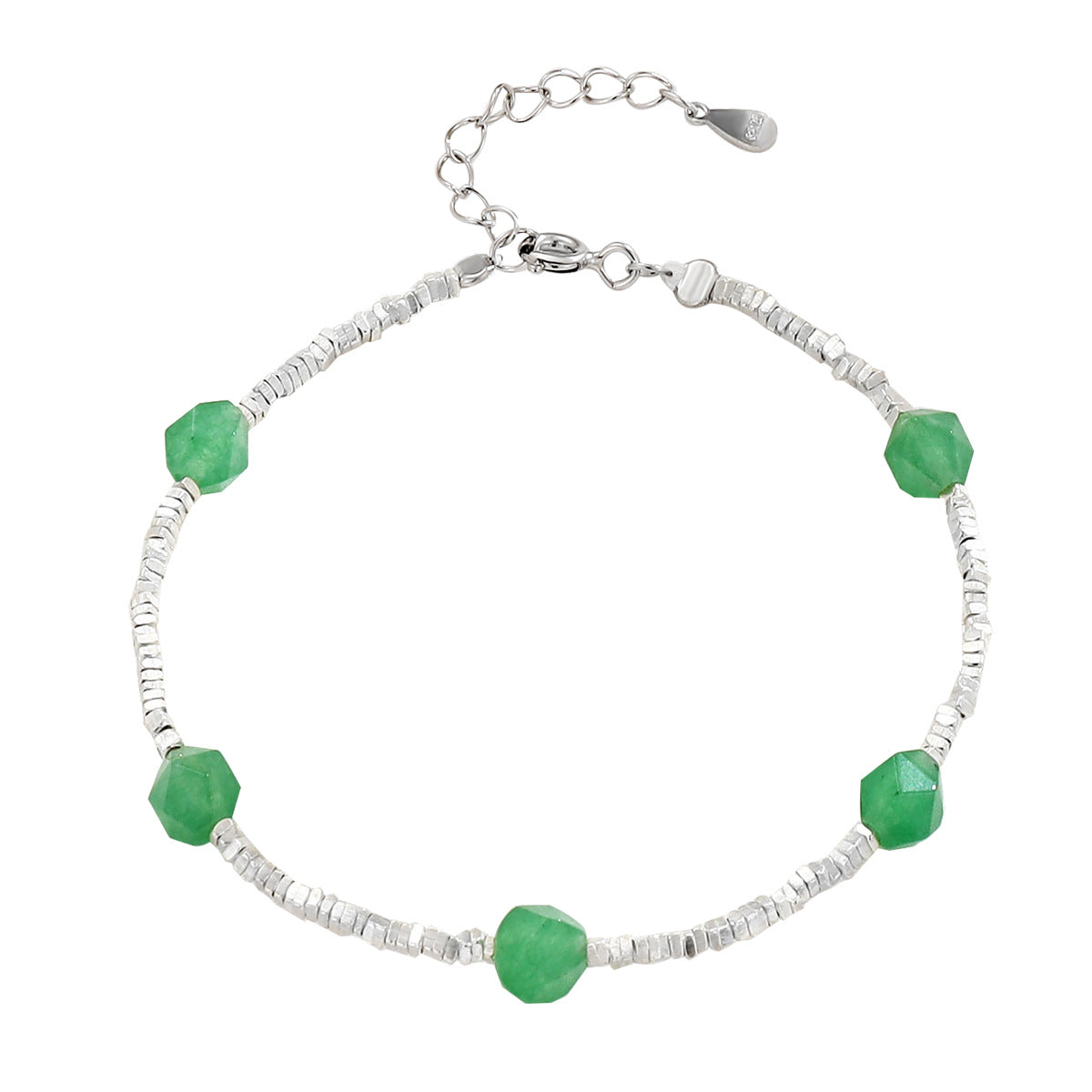 Bracelet fantaisie en argent 925 avec des perles d'aventurine verte facettées et une chaîne d'ajustement.