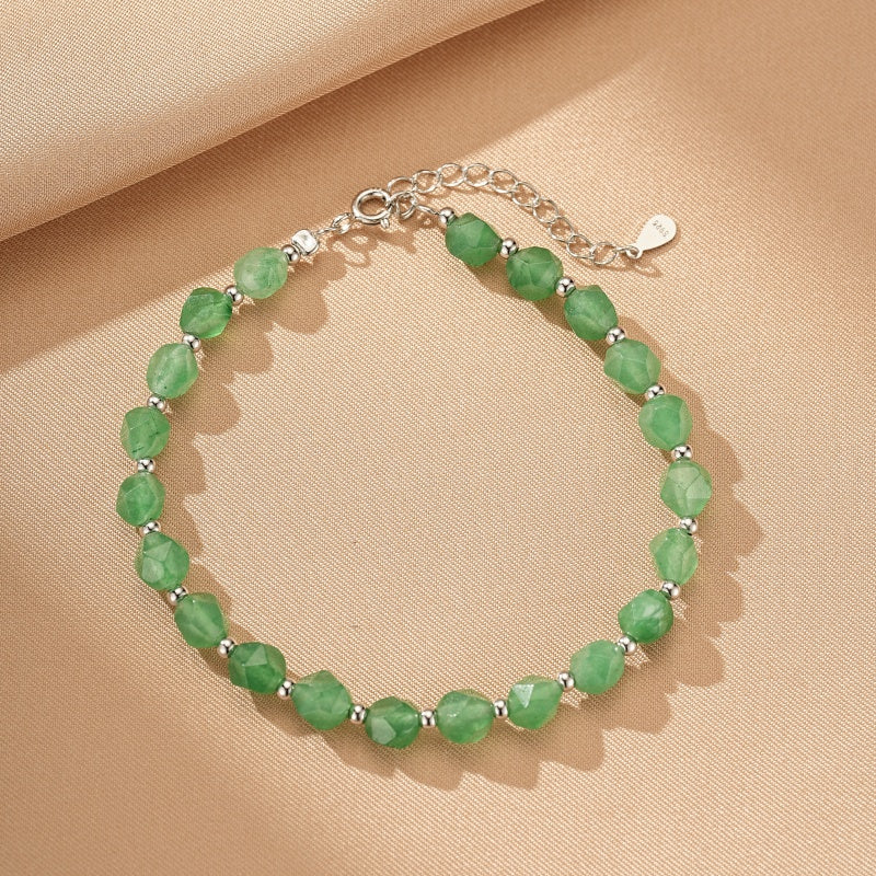 Bracelet en aventurine verte facettée et perles argentées, fermoir chaîne réglable.