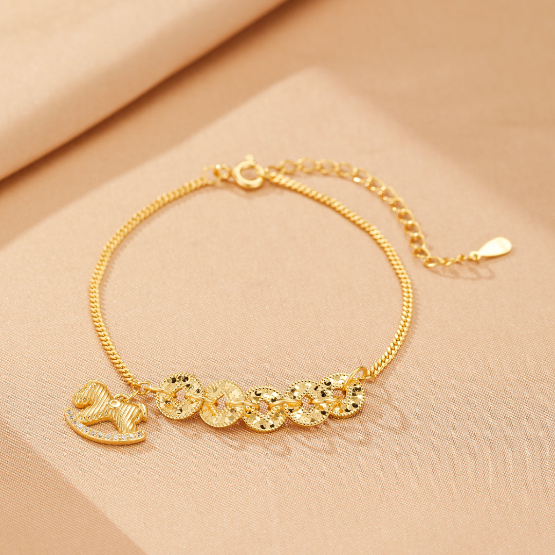 Bracelet "Pièce d'Équilibre" en argent avec un pendentif cheval stylisé orné de petits diamants et de cinq disques ajourés reliés par une fine chaîne.