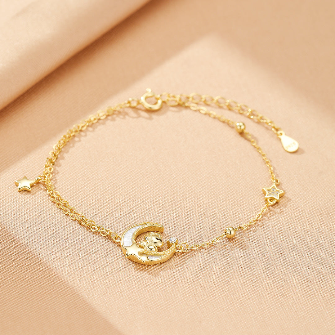 Bracelet Cheval Rêve Étoilé réglable, délicatement porté au poignet d'une femme, soulignant son design léger et élégant pour un usage quotidien ou spécial.