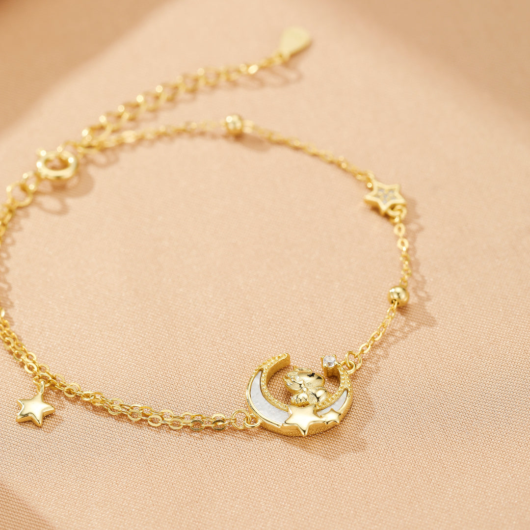 Bijou symbolique Bracelet Cheval Rêve Étoilé, incarnant la liberté, la force et les rêves avec son cheval et lune céleste, idéal pour une femme douce et indépendante.
