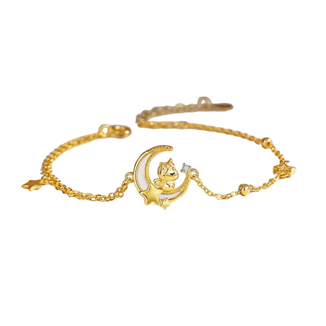 Élégant bracelet Cheval Rêve Étoilé en argent plaqué or, un accessoire poétique et significatif qui ajoute une touche de magie céleste à votre style.