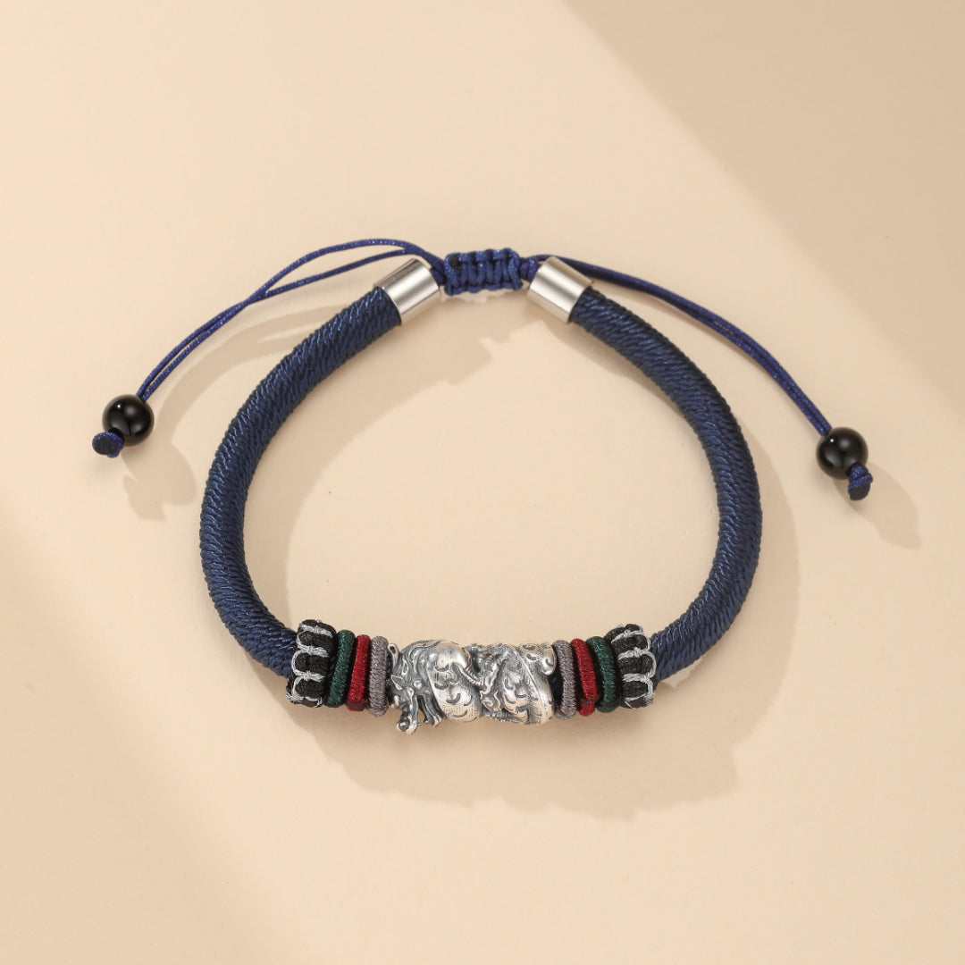 Bracelet cordon bleu avec breloque esprit du dragon en argent et perles colorées