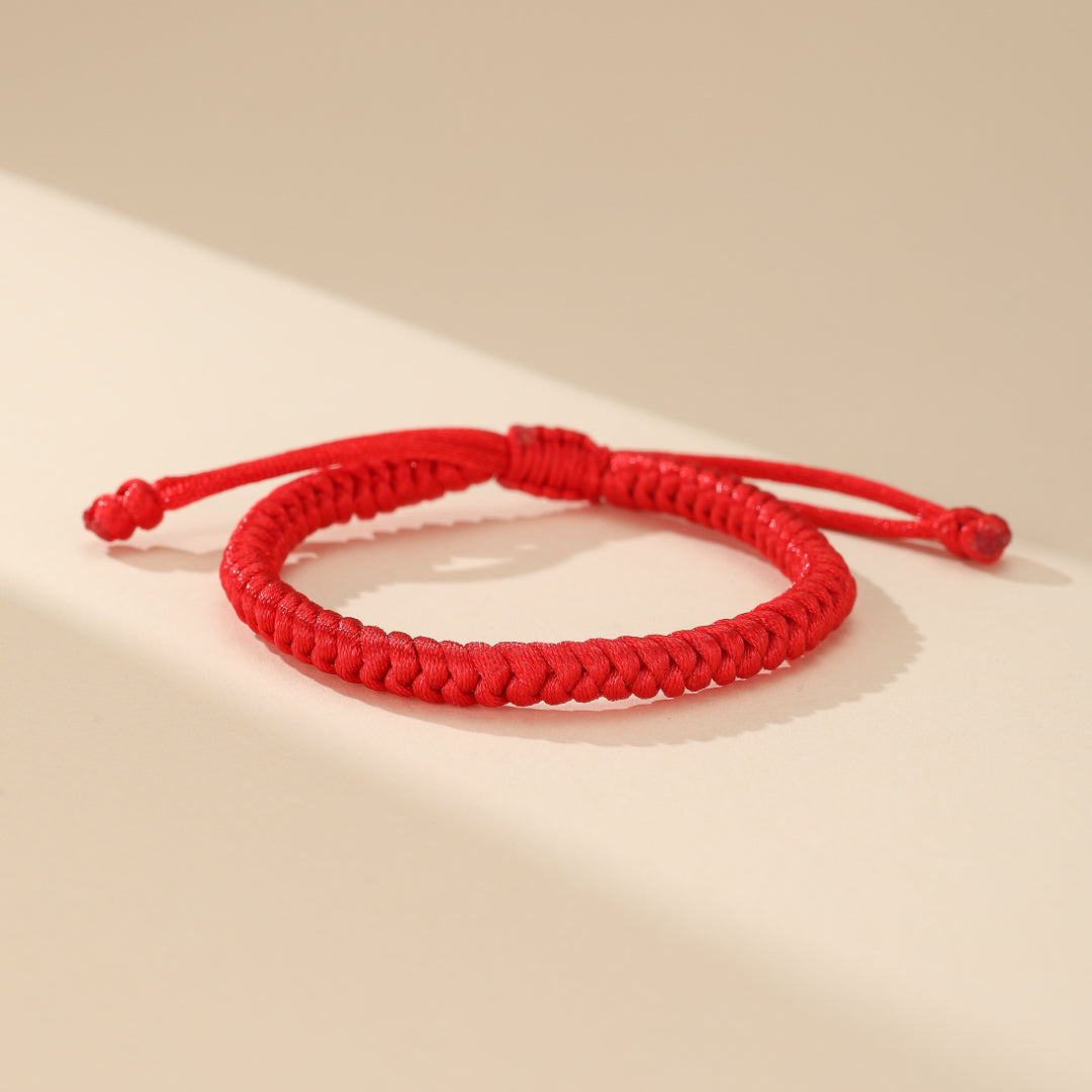 Bracelet Cordon Rouge Gardien de l'Âme, talisman tibétain protecteur, symbole de paix et d'équilibre spirituel pour éloigner les ondes négatives.