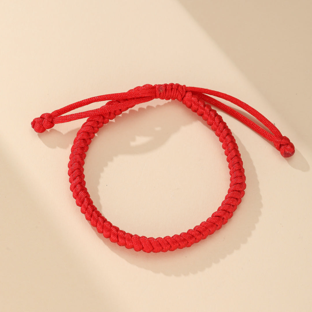 Bracelet Tibétain Gardien de l'Âme en fil rouge, bijou ajustable (16-26cm) pour une connexion énergétique universelle et une garde spirituelle quotidienne.