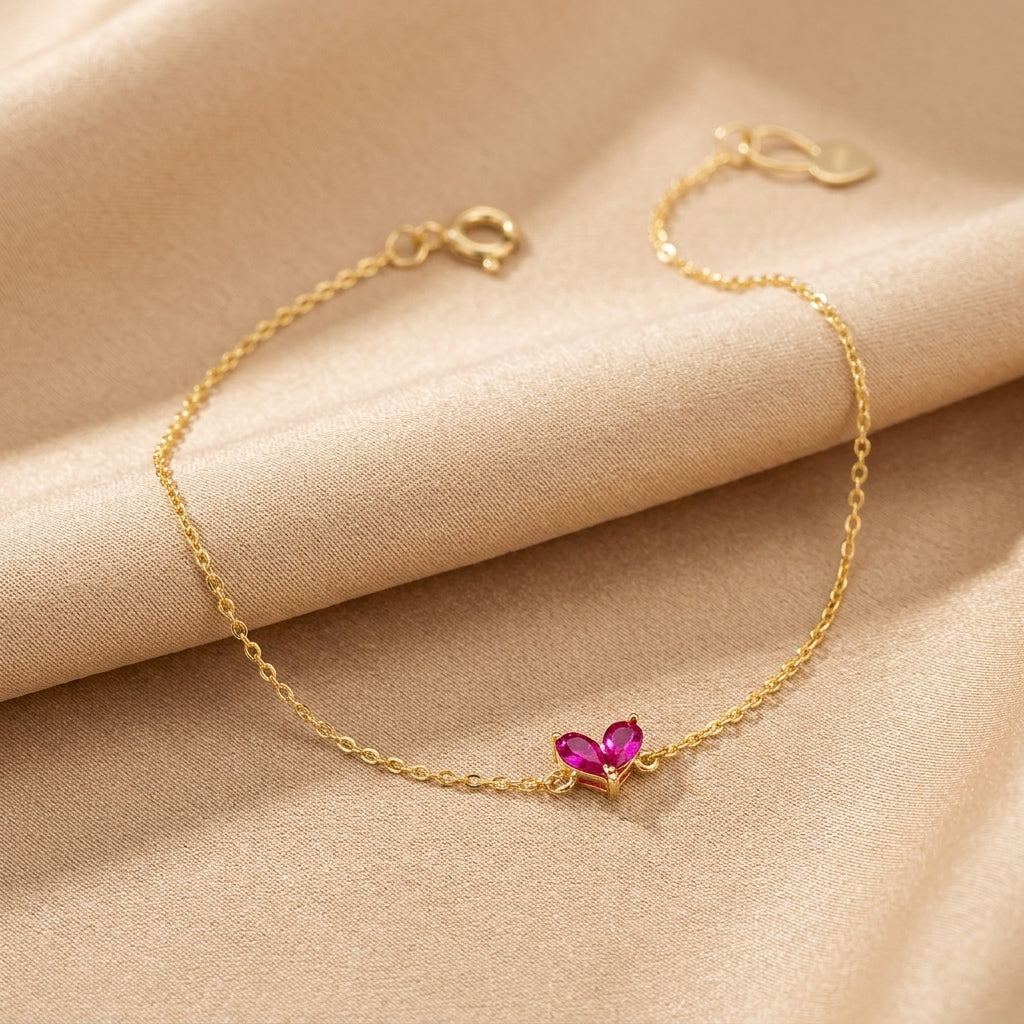 Bracelet fin en argent plaqué or 18 carats avec un pendentif en forme de cœur orné de deux pierres de cornaline rose vif.