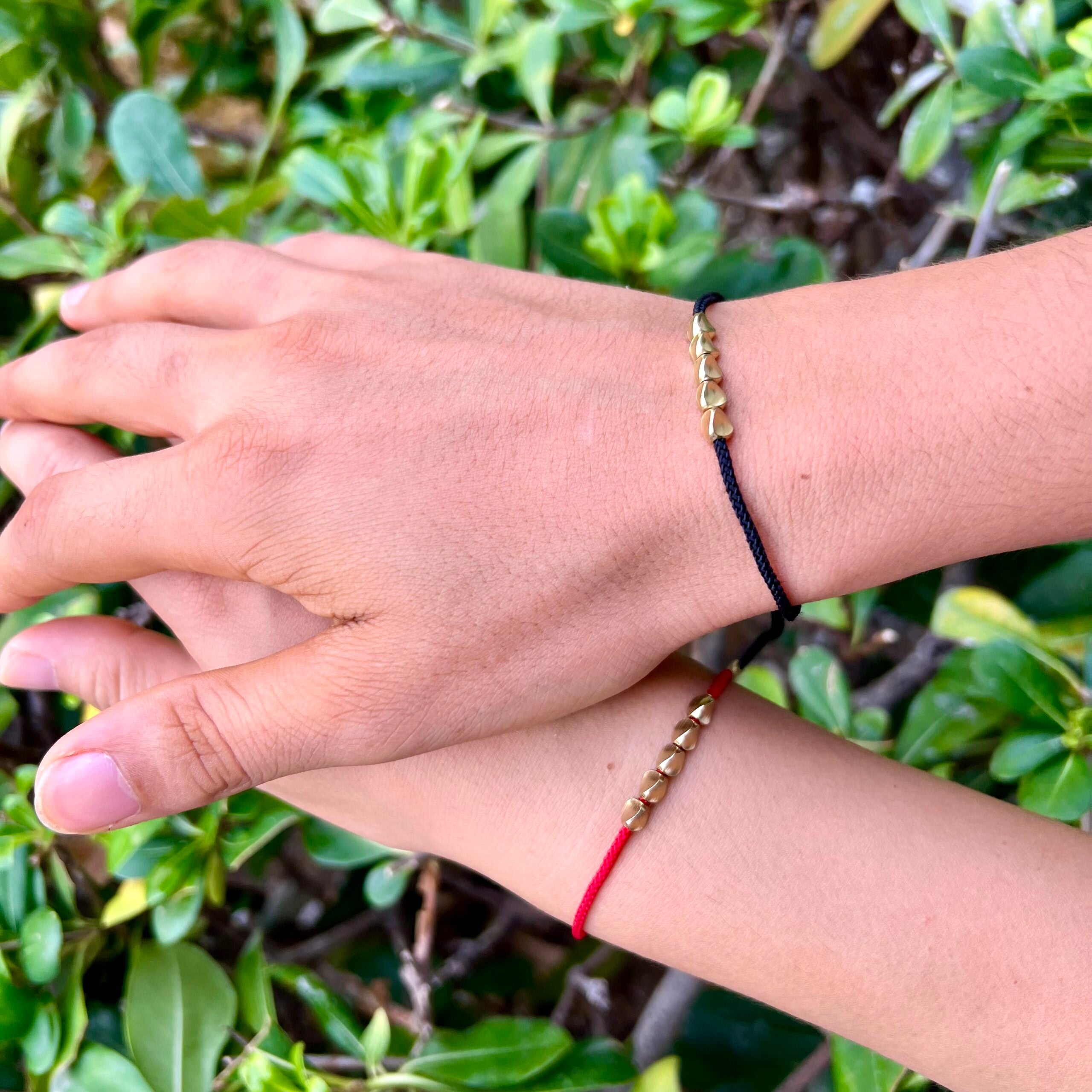 The sublime unisex accessory "Flot" worn by a couple on the right wrist
