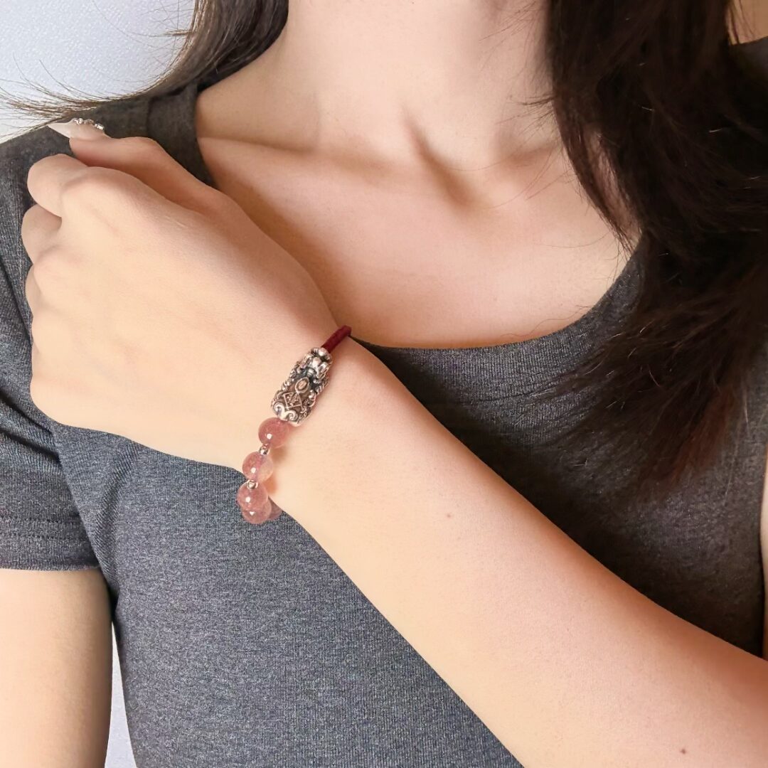 Bracelet Couple Pi Xiu en fil rouge avec perles roses et breloque argentée ornée de motifs