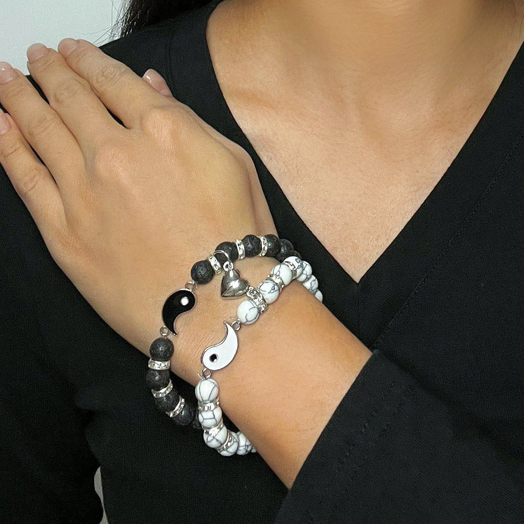 Bracelet couple en pierre de lave et howlite avec pendentif yin et yang et breloque cloche argentée