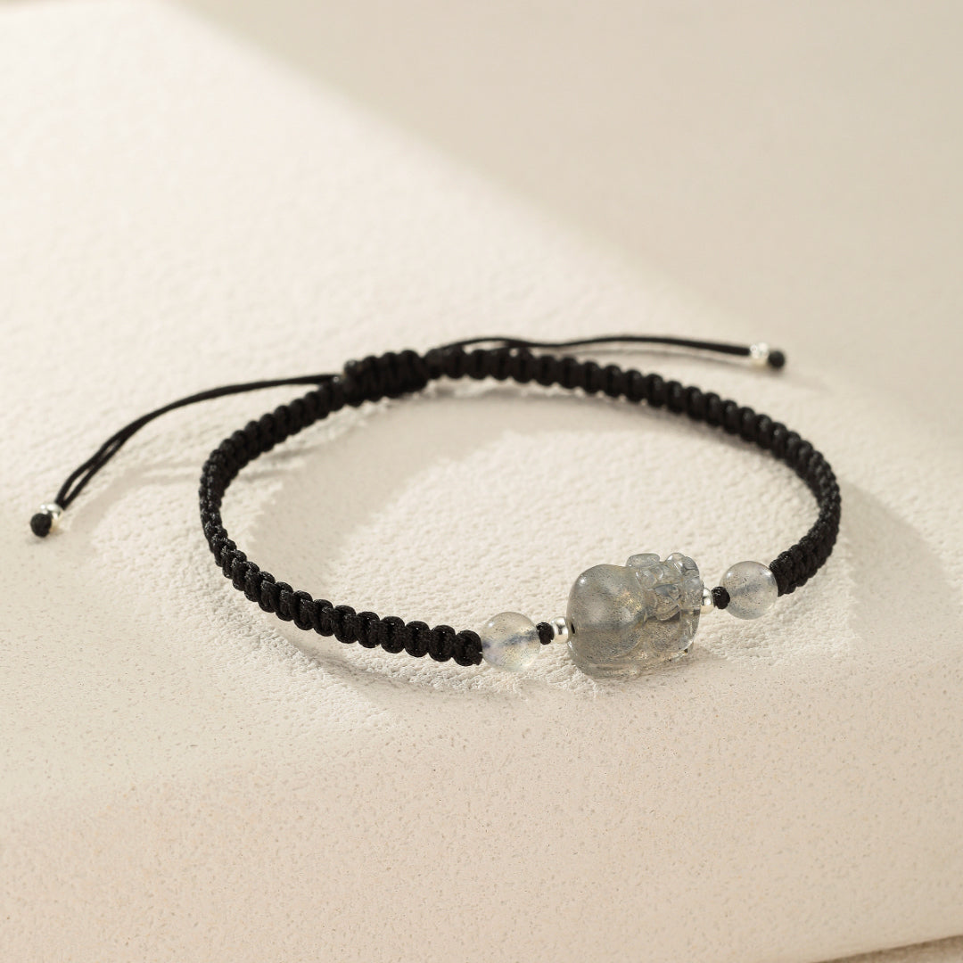 Bracelets ajustables Pierre de Lune et Labradorite, rehaussés de Pi Xiu et cordon noir tressé. Un cadeau symbolique pour la protection et la richesse de l'être aimé.