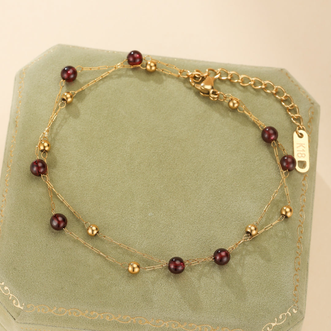 Bracelet double chaîne plaqué or 18 carats avec petites perles grenat et billes dorées, fermoir ajustable