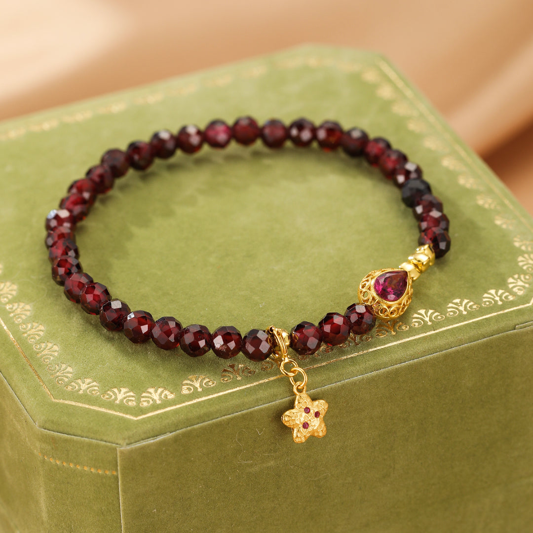 Bracelet Grenat – Fleur d’Âme, Argent Plaqué Or