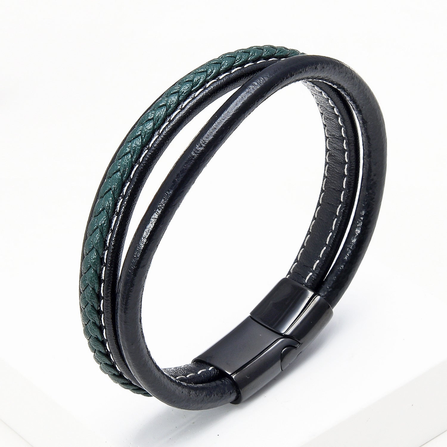 Bracelet homme bicolore cuir tressé vert et cuir noir avec fermoir magnétique noir et surpiqûres blanches