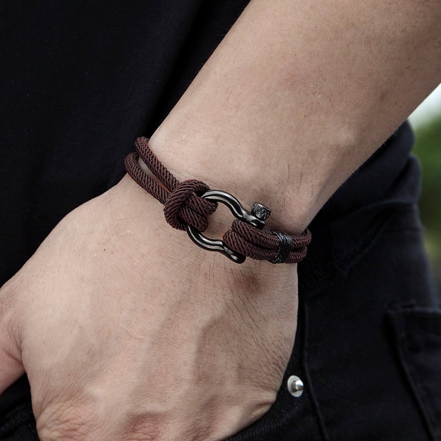 Bracelet homme en corde marron de style corde milanaise avec fermoir métallique noir en forme de U.