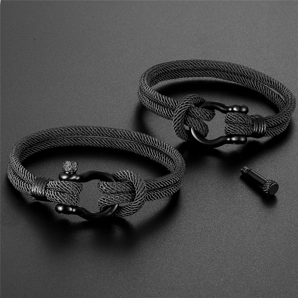Bracelet homme en corde Milan noire avec fermoir mousqueton noir et détail de nœud marin.