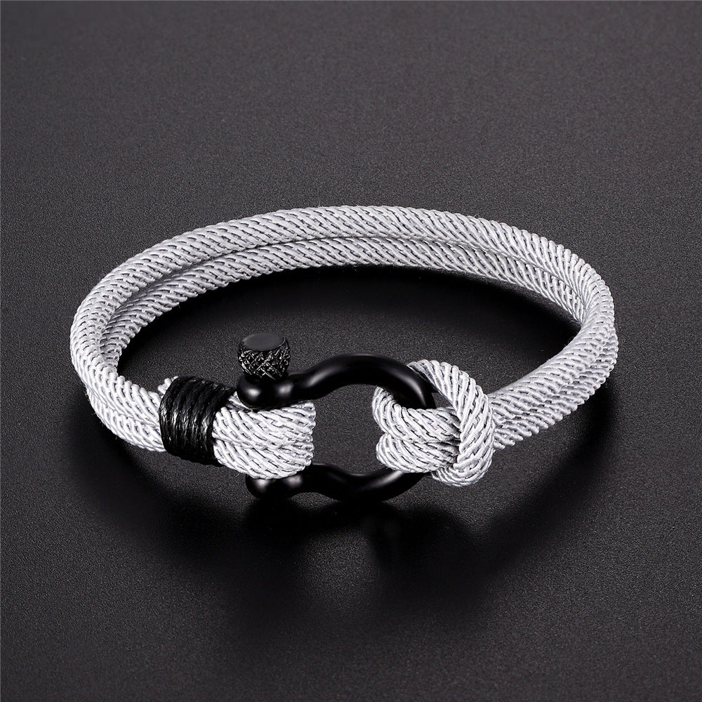 Bracelet homme en corde Milan grise avec fermoir noir en forme de U et détail torsadé, sur fond sombre.