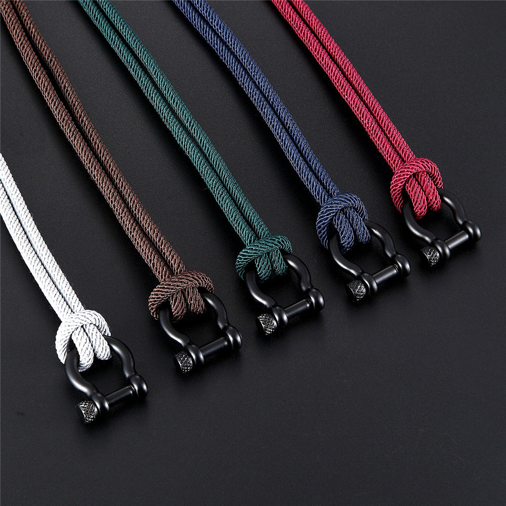 Bracelet Homme Corde Milan Courage Coloré, disponible en blanc, marron, vert, bleu marine et rouge, avec fermoir en U noir.