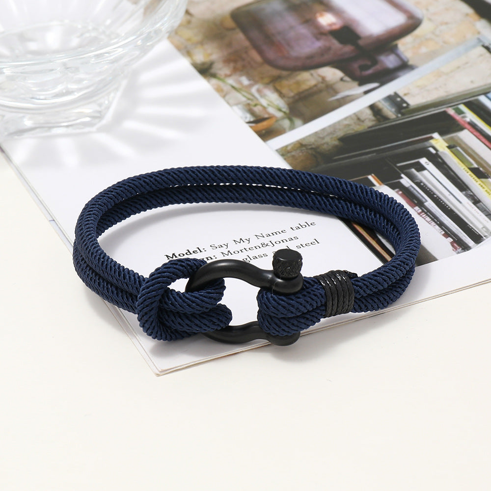 Bracelet homme en corde bleu marine avec fermoir mousqueton noir en acier inoxydable, style marin.