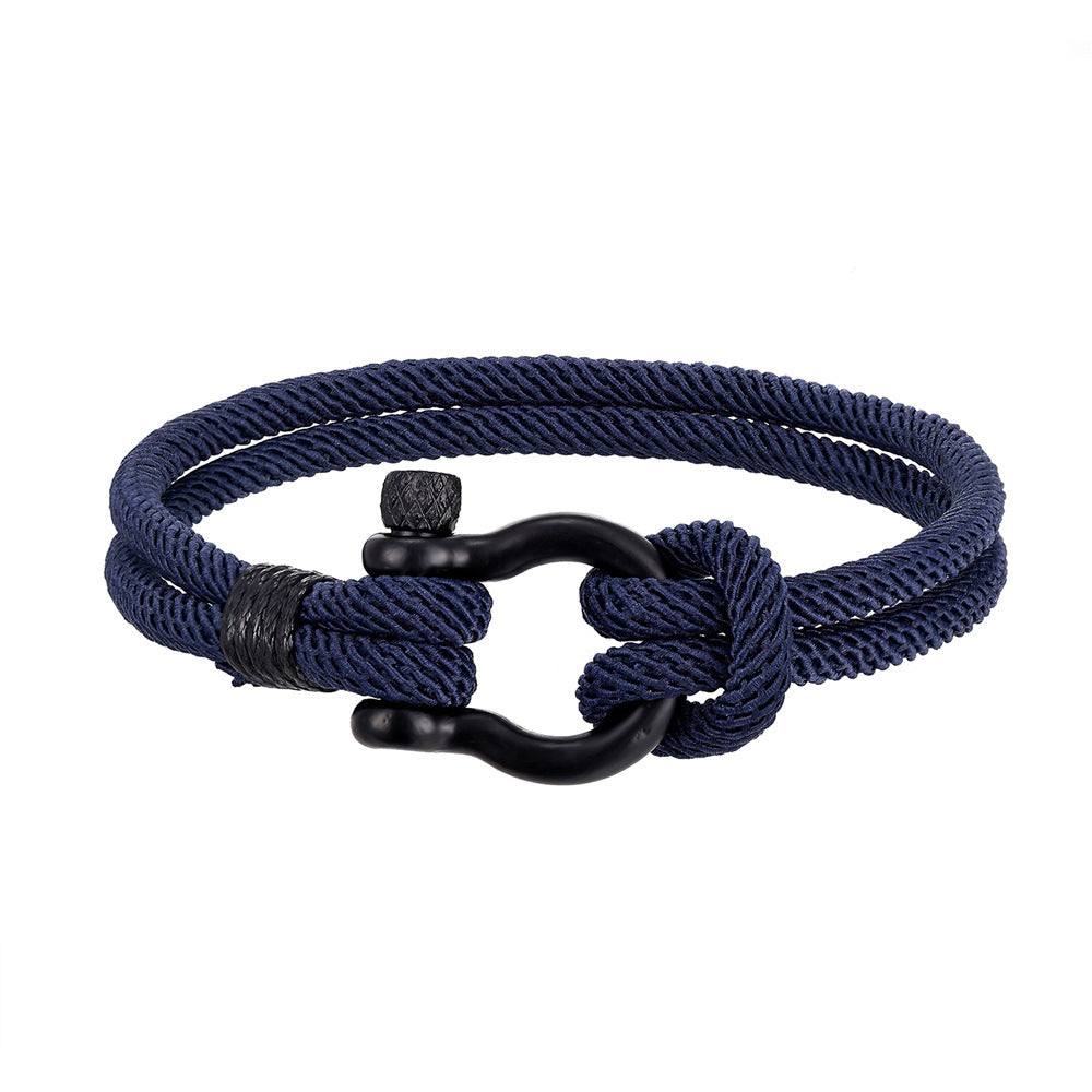 Bracelet pour homme en corde bleu marine avec fermoir mousqueton noir mat, style marin.