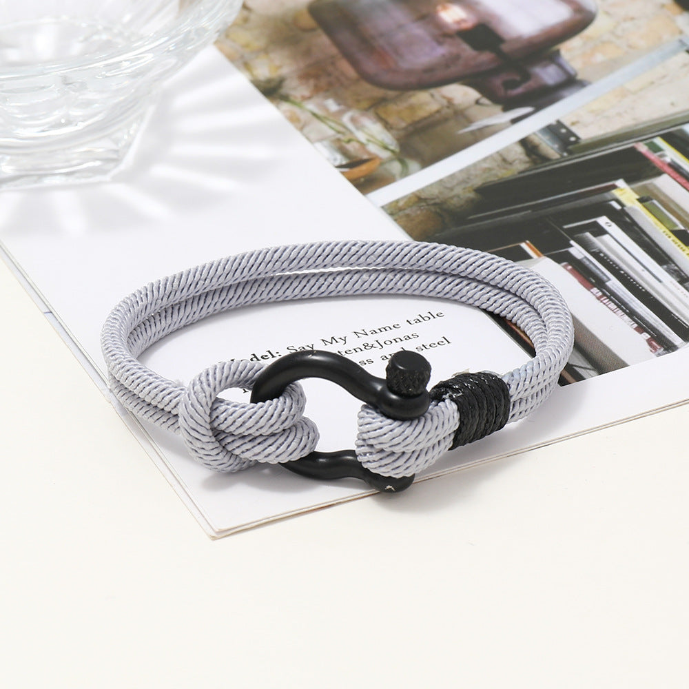 Bracelet homme en corde milanaise grise avec fermoir mousqueton noir mat en acier inoxydable.
