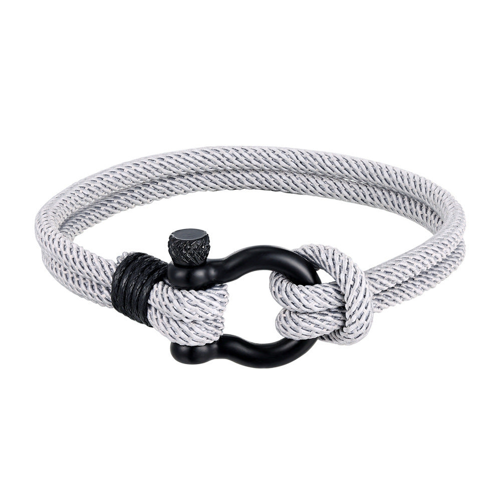 Bracelet homme en corde milanaise grise avec fermoir mousqueton noir, style marin et moderne.