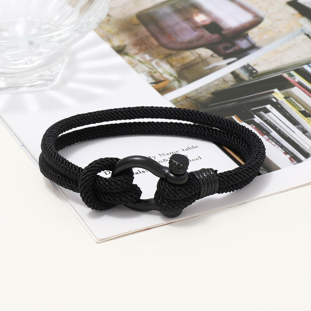 Bracelet homme en corde noire avec fermoir mousqueton noir mat, style nautique.