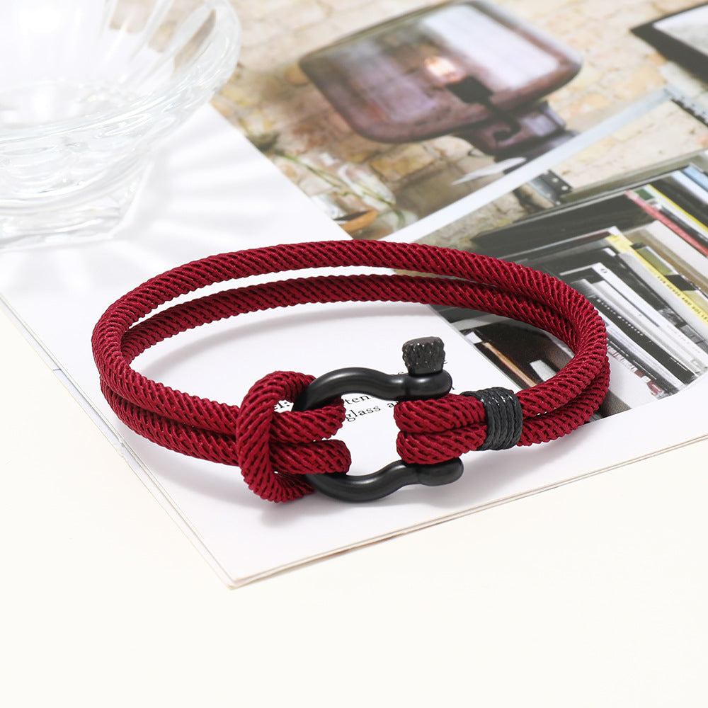 Bracelet Homme Corde Milan en couleur rouge bordeaux avec fermoir mousqueton noir mat, style marin et robuste.