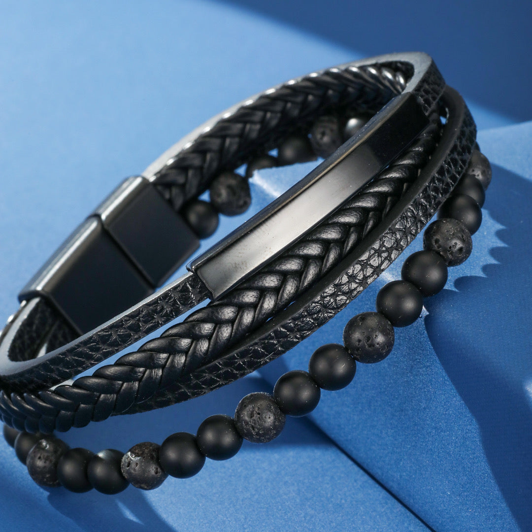 Bracelet homme multicouche en cuir tressé noir, perles de lave et onyx, avec fermoir magnétique noir.