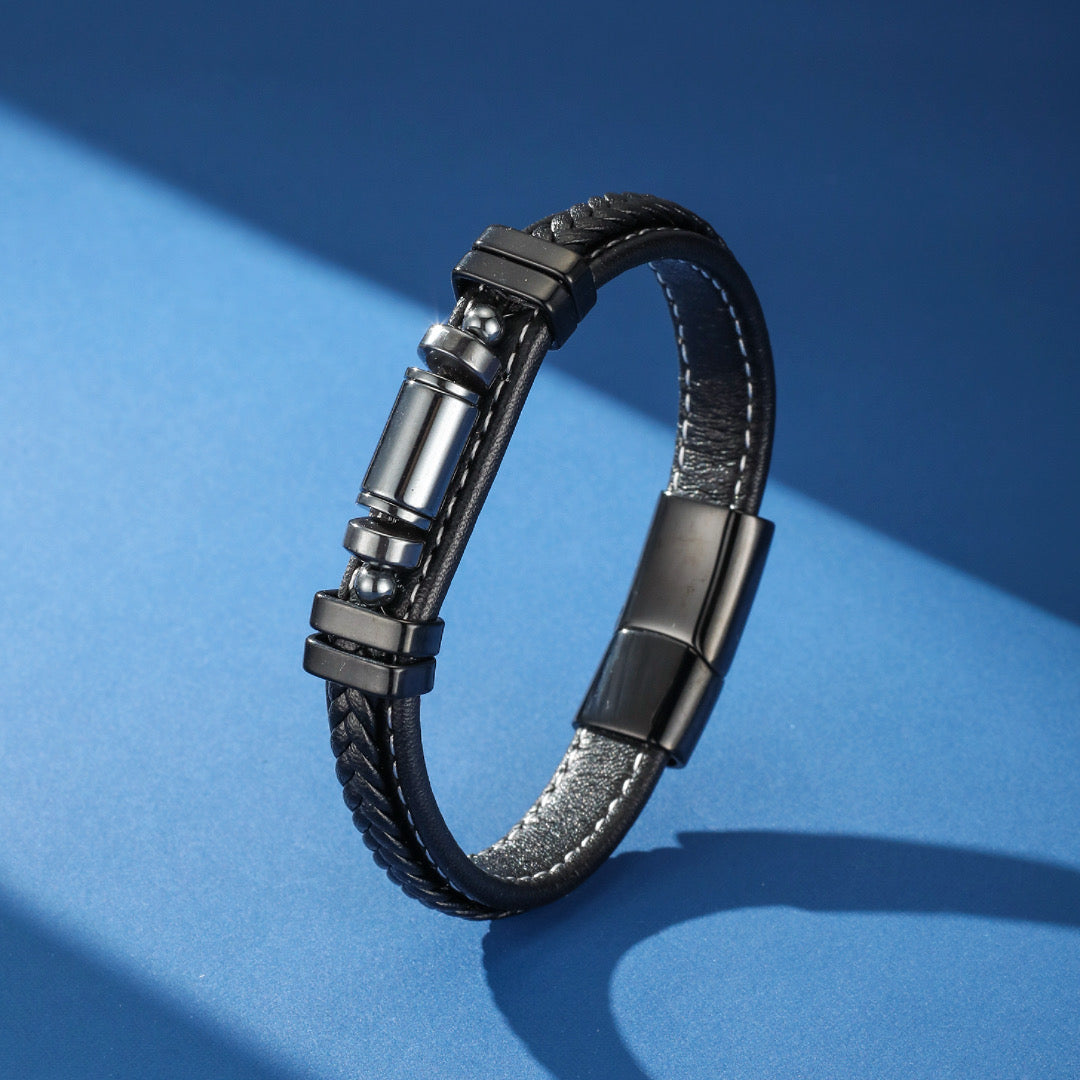 Bracelet homme Aura Magnétique en cuir noir tressé avec perles d'hématite et fermoir magnétique argenté, design moderne et élégant.