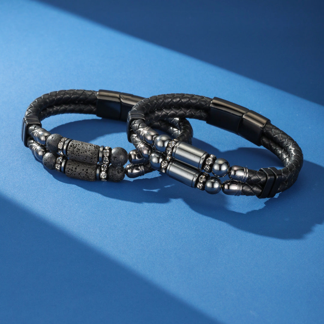 Bracelet homme double rang en cuir tressé noir avec des pierres de lave volcanique, des perles d'hématite et des détails brillants, fermoir magnétique.