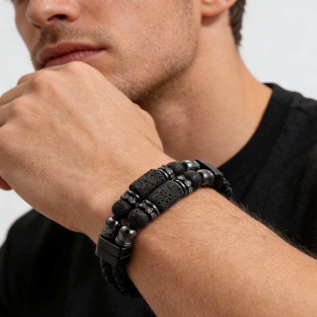 Bracelet homme double rang en cuir tressé noir, orné de perles cylindriques en pierre de lave et de perles rondes en hématite, avec un fermoir magnétique carré.