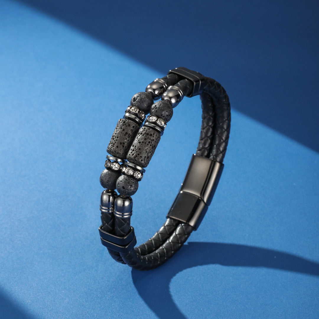 Bracelet homme double rang en cuir tressé noir avec perles cylindriques en pierre de lave, perles rondes en hématite et accents de cristaux, fermoir magnétique noir.