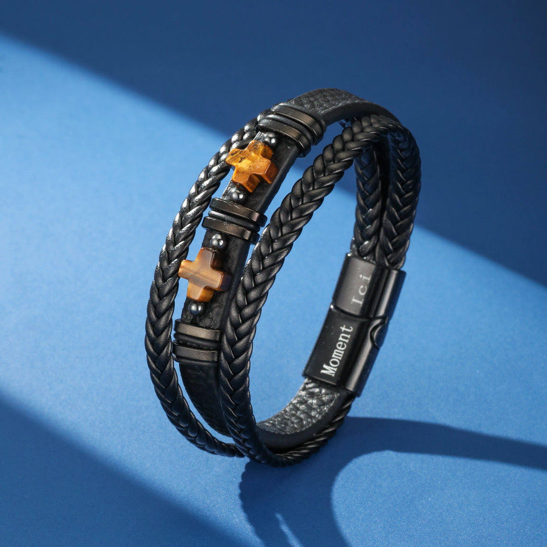 Bracelet homme en cuir noir tressé avec deux croix en œil de tigre et fermoir gravé "Moment Ici"
