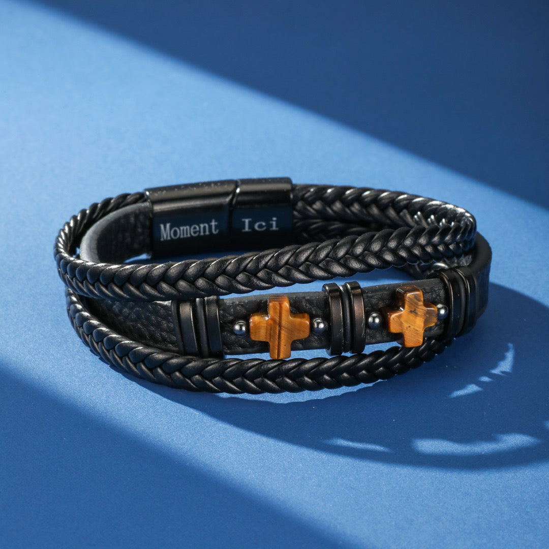 Bracelet homme en cuir noir tressé double rang avec fermoir magnétique gravé 'Moment Ici' et croix en œil de tigre.