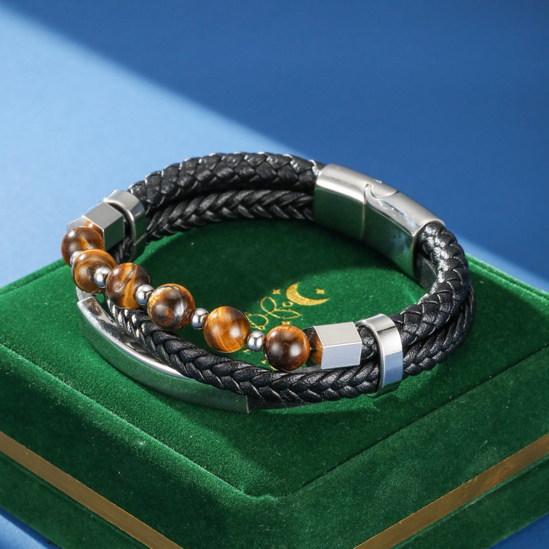 Bracelet homme double rang en cuir tressé noir, orné de perles naturelles œil de tigre et d'éléments cubiques en acier inoxydable, avec un fermoir magnétique argenté.