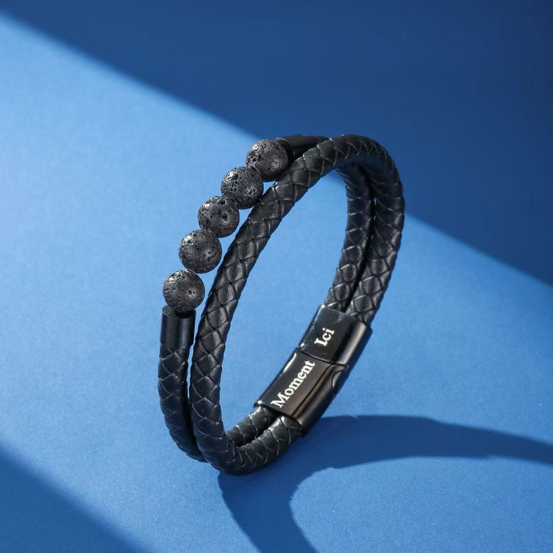 Bracelet homme double tour en cuir tressé noir avec des perles de pierre de lave et un fermoir magnétique gravé "Moment Lci".