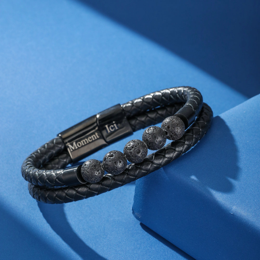 Bracelet homme double rang en cuir tressé noir avec perles de pierre de lave naturelle et fermoir magnétique gravé "Moment Ici".