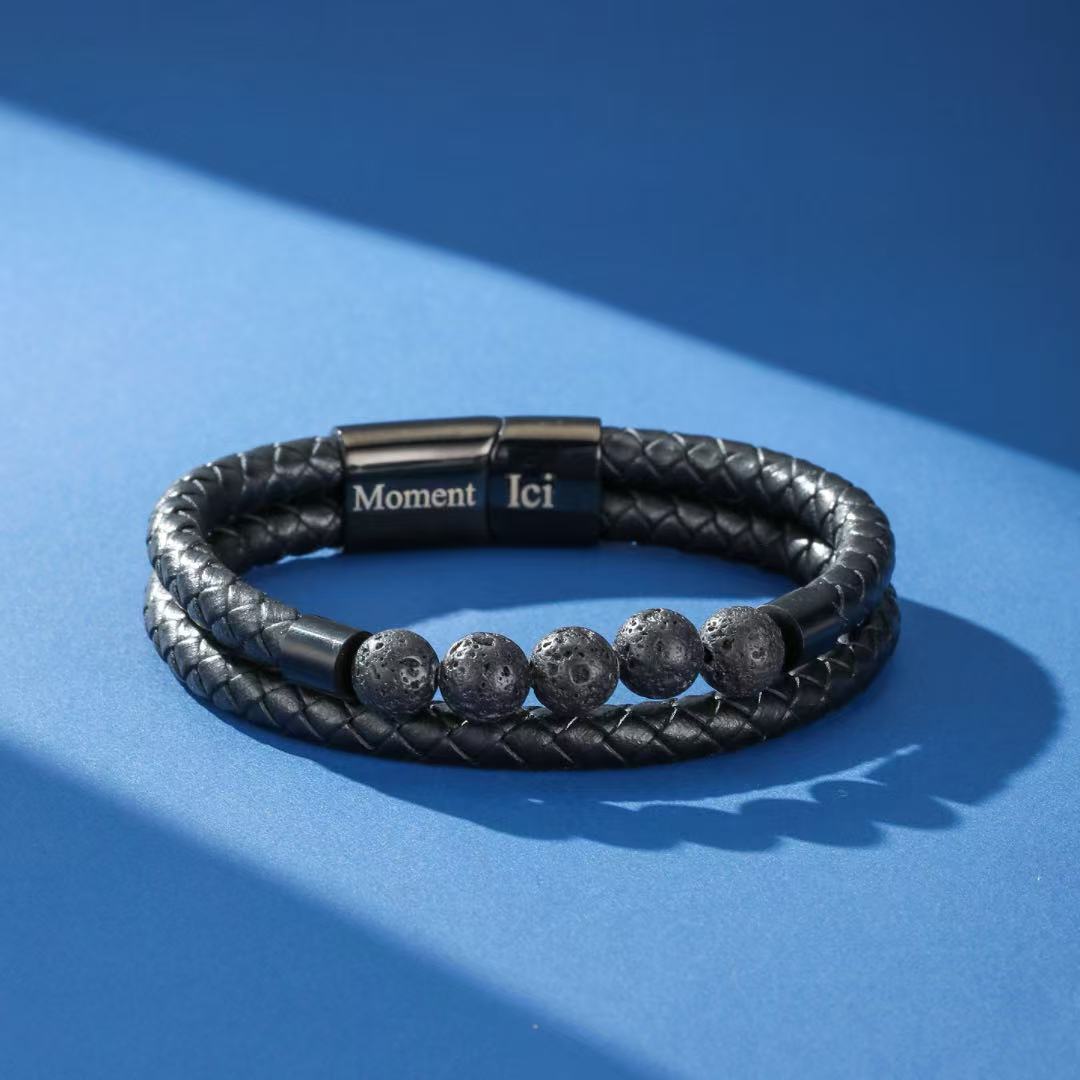Bracelet double rang pour homme en cuir tressé noir avec perles de pierre de lave et fermoir magnétique gravé 'Moment Içi'