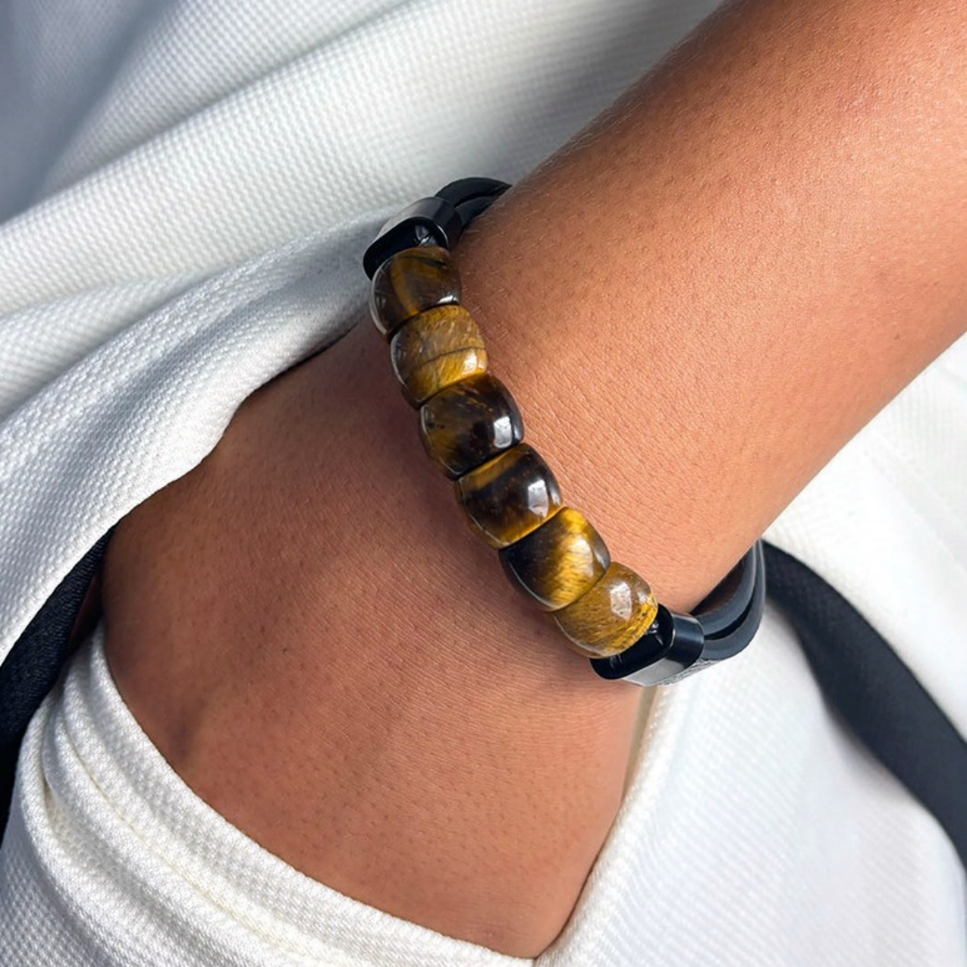 Bracelet homme en cuir noir et pierres naturelles œil de tigre, avec fermoir magnétique, design moderne.