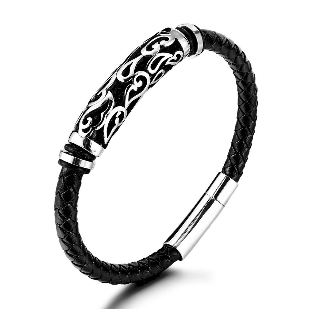 Bracelet homme en cuir tressé noir avec un tube central argenté orné de motifs tribaux gravés et d'une fermeture magnétique.