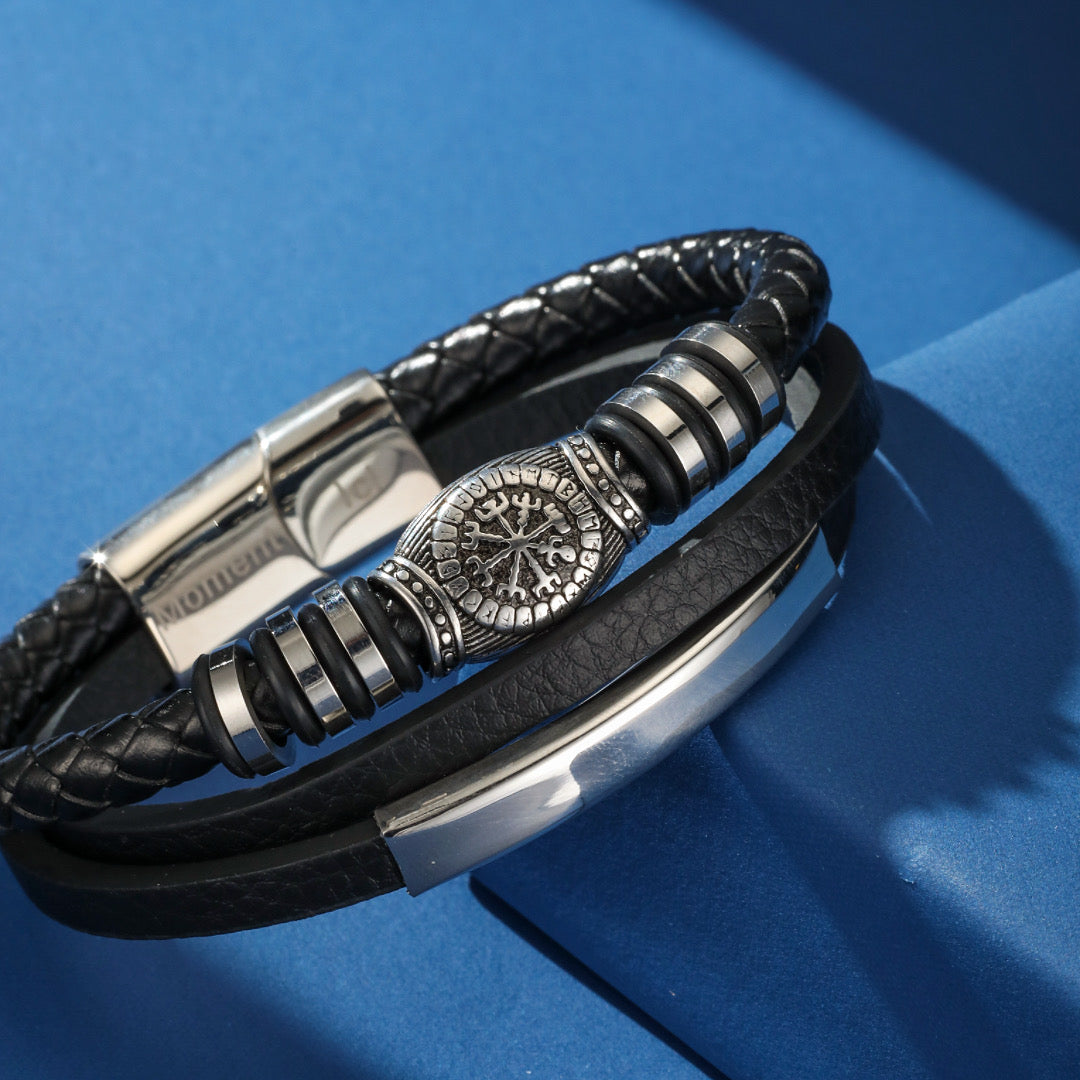 Bracelet homme multicouche en cuir tressé noir avec fermoir magnétique en acier inoxydable et pendentif rond gravé du symbole Vegvisir, boussole viking.