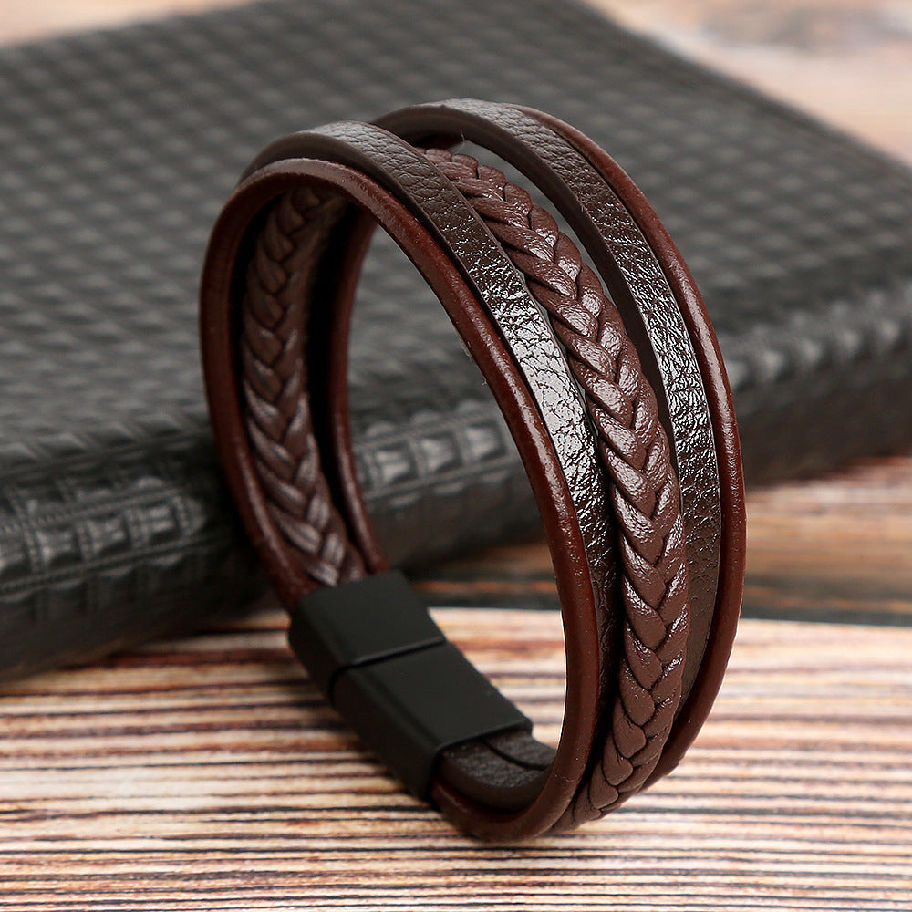 Bracelet homme en cuir brun tressé et lisse avec fermoir magnétique noir, style multicouche.