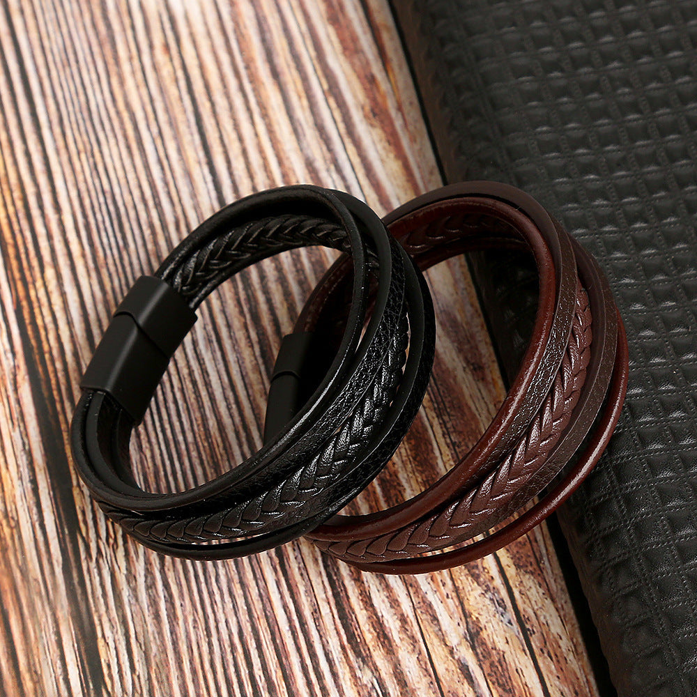 Bracelet homme enveloppant en cuir tressé noir et marron avec fermoir magnétique discret, style sobre et moderne.