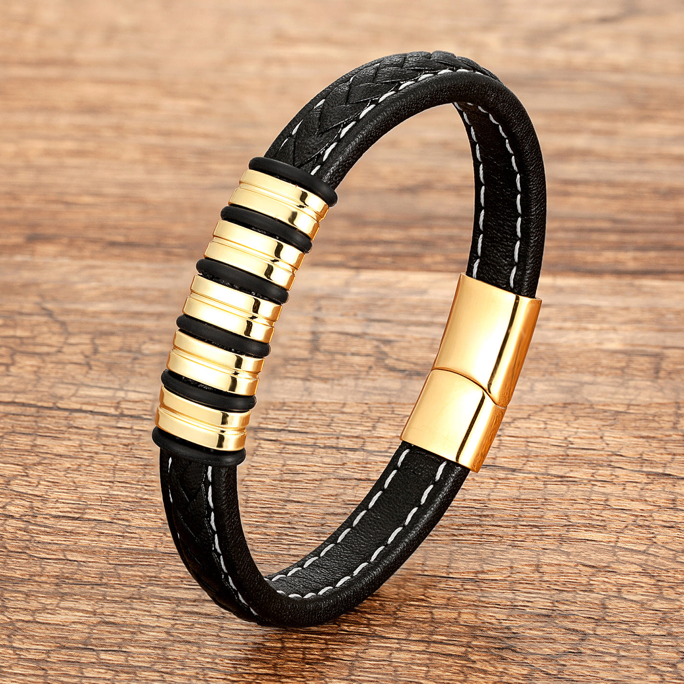 Bracelet homme en cuir tressé noir avec des détails dorés et un fermoir magnétique