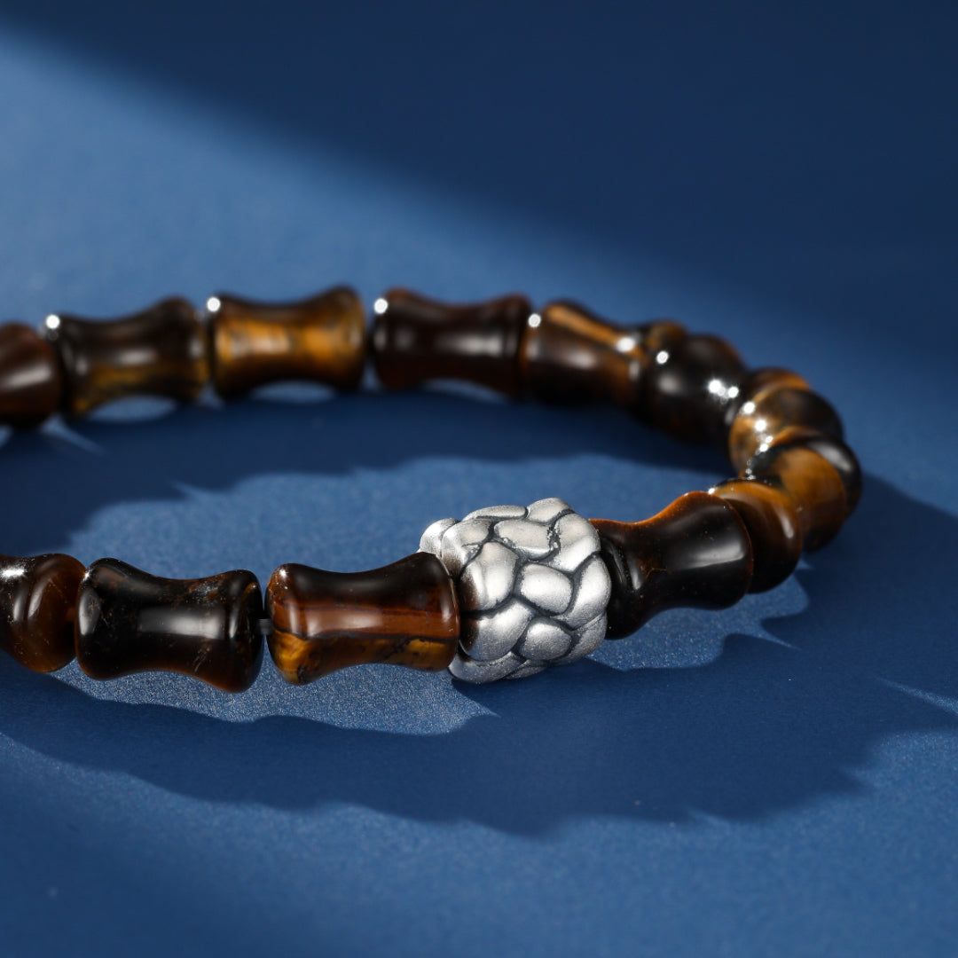 Bracelet homme avec perles œil de tigre et perles en bambou, orné d'un fermoir argenté texturé.