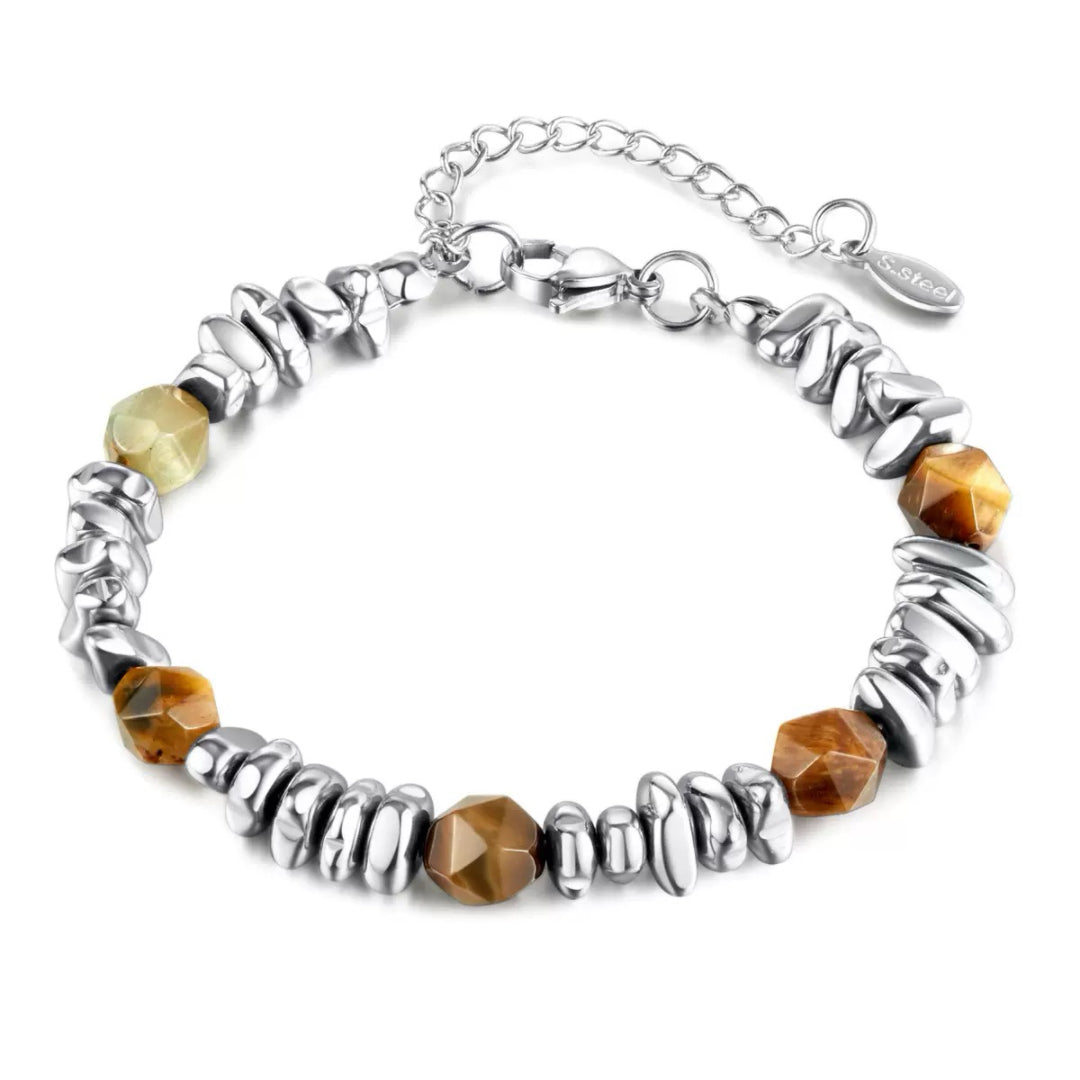 Bracelet homme Prisme Minéral avec perles d'œil de tigre facettées et éléments argentés texturés en acier inoxydable.